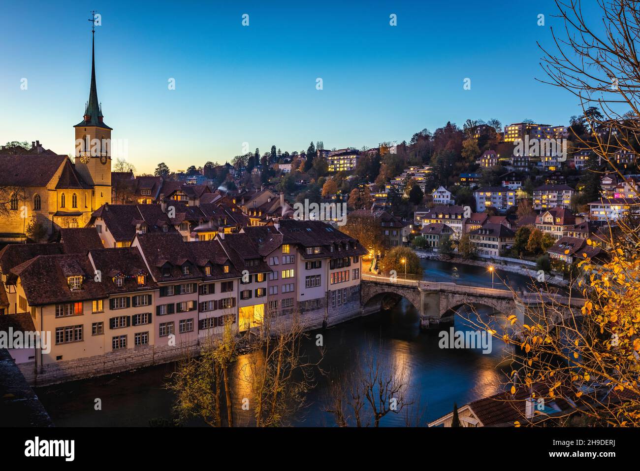 Stadt Bern mit der Untertorbrücke über die Aar und der Nydeggkirche bei Sonnenuntergang Stockfoto