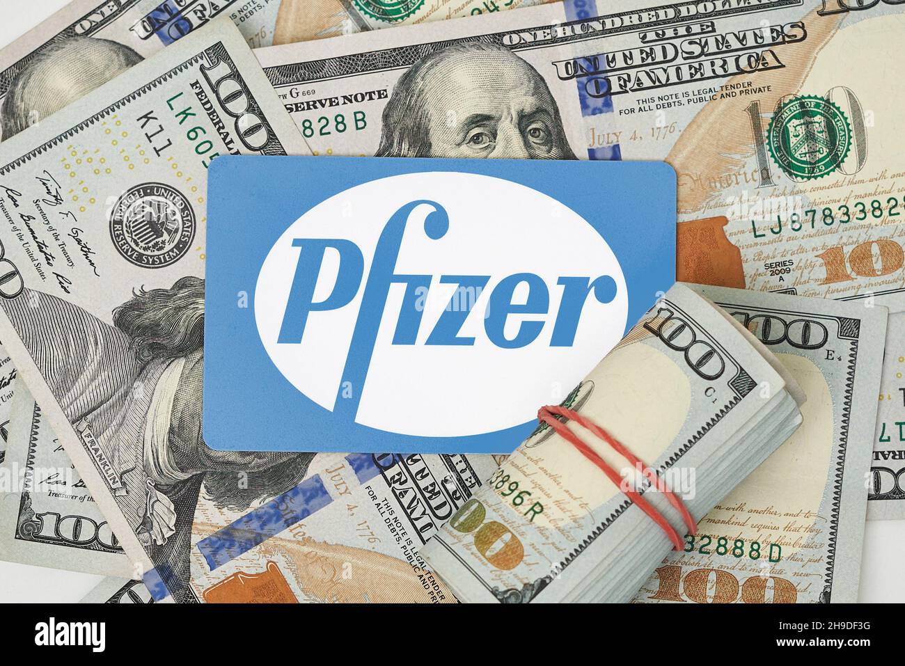 Taschkent, Usbekistan - 22. November 2021: Dollarhaufen und Pfizer-Karte. Pfizer - amerikanische multinationale Pharma- und Biotechnologie Stockfoto