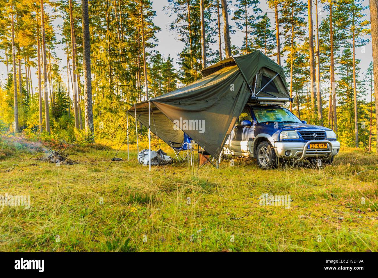 Sandhem, Västra Götaland County, Schweden, 10. Oktober 2019: Wildes Campen in den Wäldern Schwedens mit dem Geländewagen Suzuki Vitara 2,0 Stockfoto