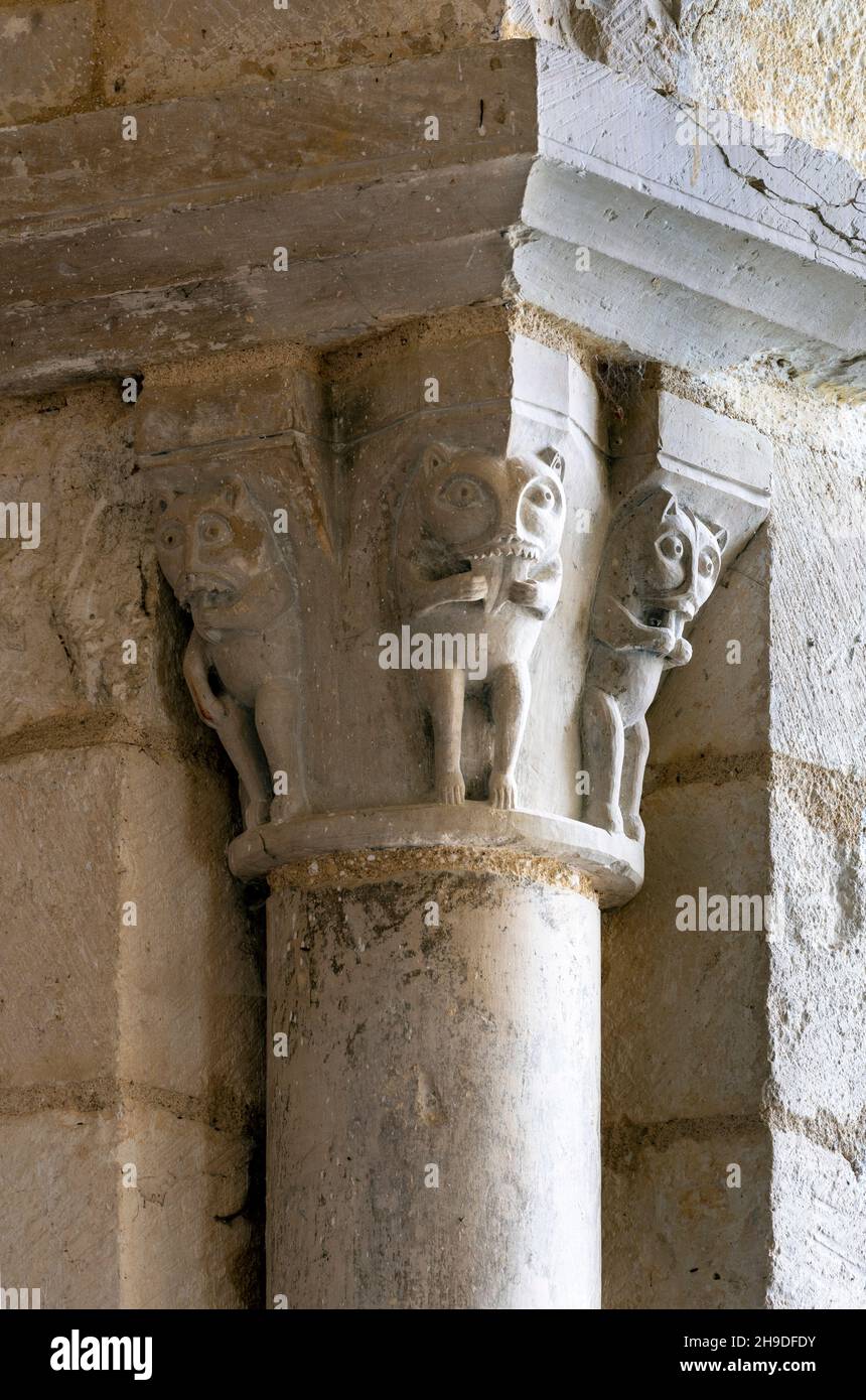 Plaimpied-Givaudins, Kirche Saint-Martin aus dem Jahr 1080, Kapitel mit Fabelwesen Stockfoto