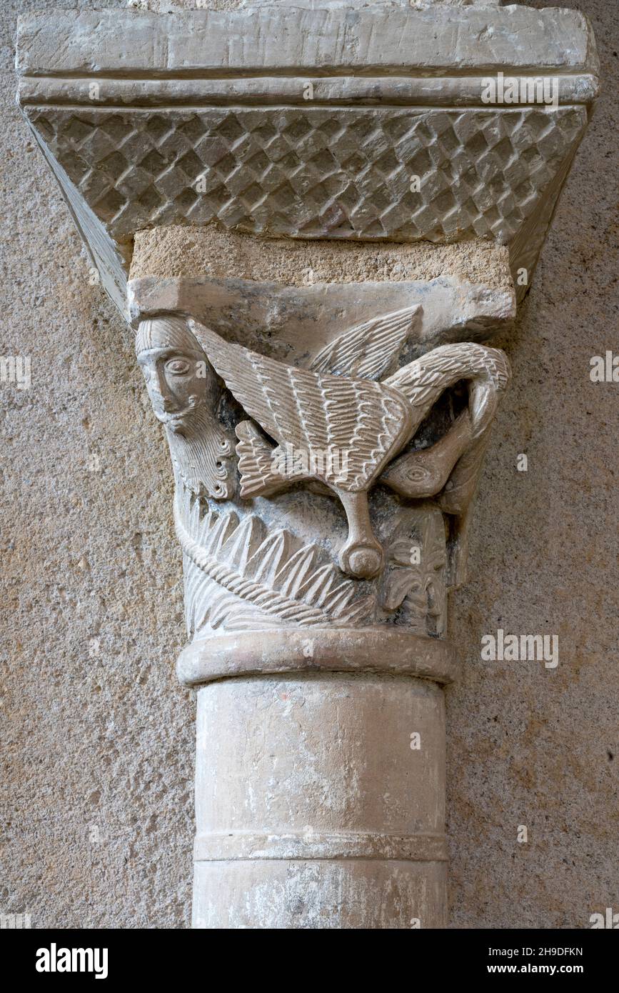 Plaimpied-Givaudins, Kirche Saint-Martin aus dem Jahr 1080, Kapitän mit zwei Pelikanen mit verschlungenen Hälsen Stockfoto