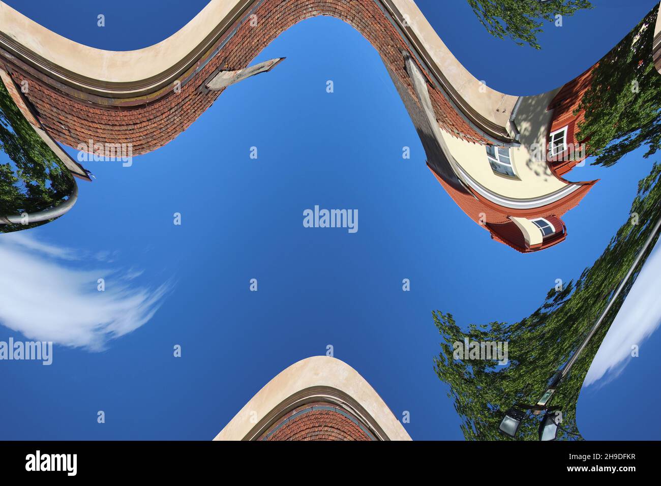 Abstrakte Stadtgebäude Reflexionen in gewelltem Wasser Hintergrund. Stockfoto