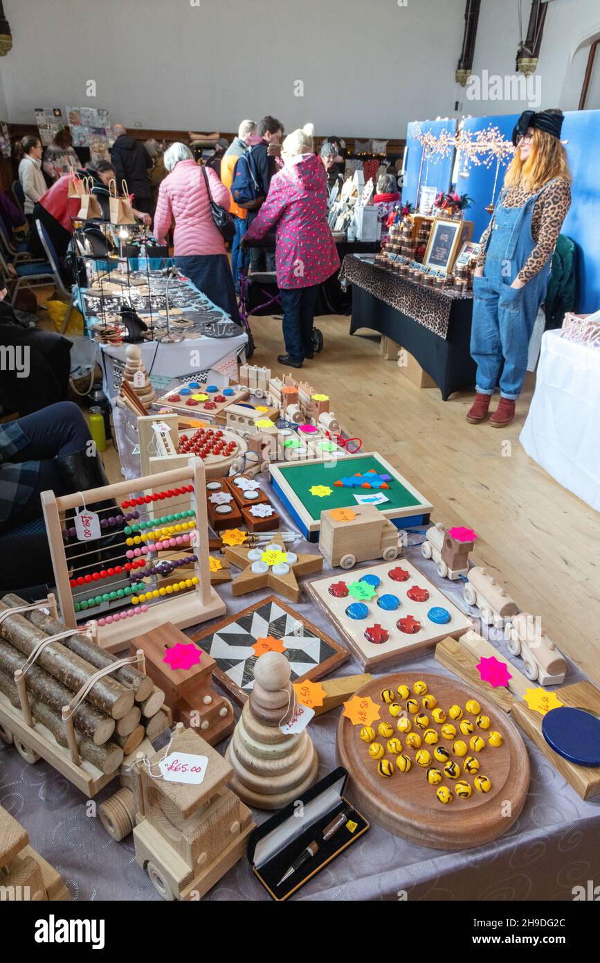 Indoor-Markt Großbritannien; Leute, die innen auf einem Handwerksmarkt einkaufen, Saffron Walden, Essex England Großbritannien Stockfoto