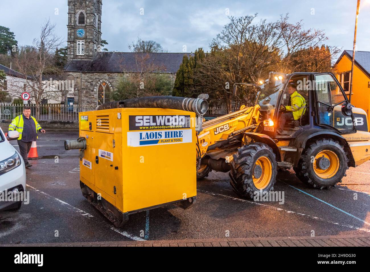 Bantry, West Cork, Irland. 6th Dez 2021. Mitarbeiter des Bezirksrats von Cork bereiteten heute Abend die Pumpen für die erwartete Überschwemmung morgen früh vor, nachdem Met Eireann eine Wetterwarnung zum Status Red veröffentlicht hatte. Der Sturm Barra wird morgen um 4am Uhr mit Windgeschwindigkeiten von 85KMH und Böen bis zu 150KMH Uhr landeinstürzen. Es wird erwartet, dass die Küstengebiete mit Bantry-Flut um 7,25am Uhr überflutet werden. Quelle: AG News/Alamy Live News Stockfoto