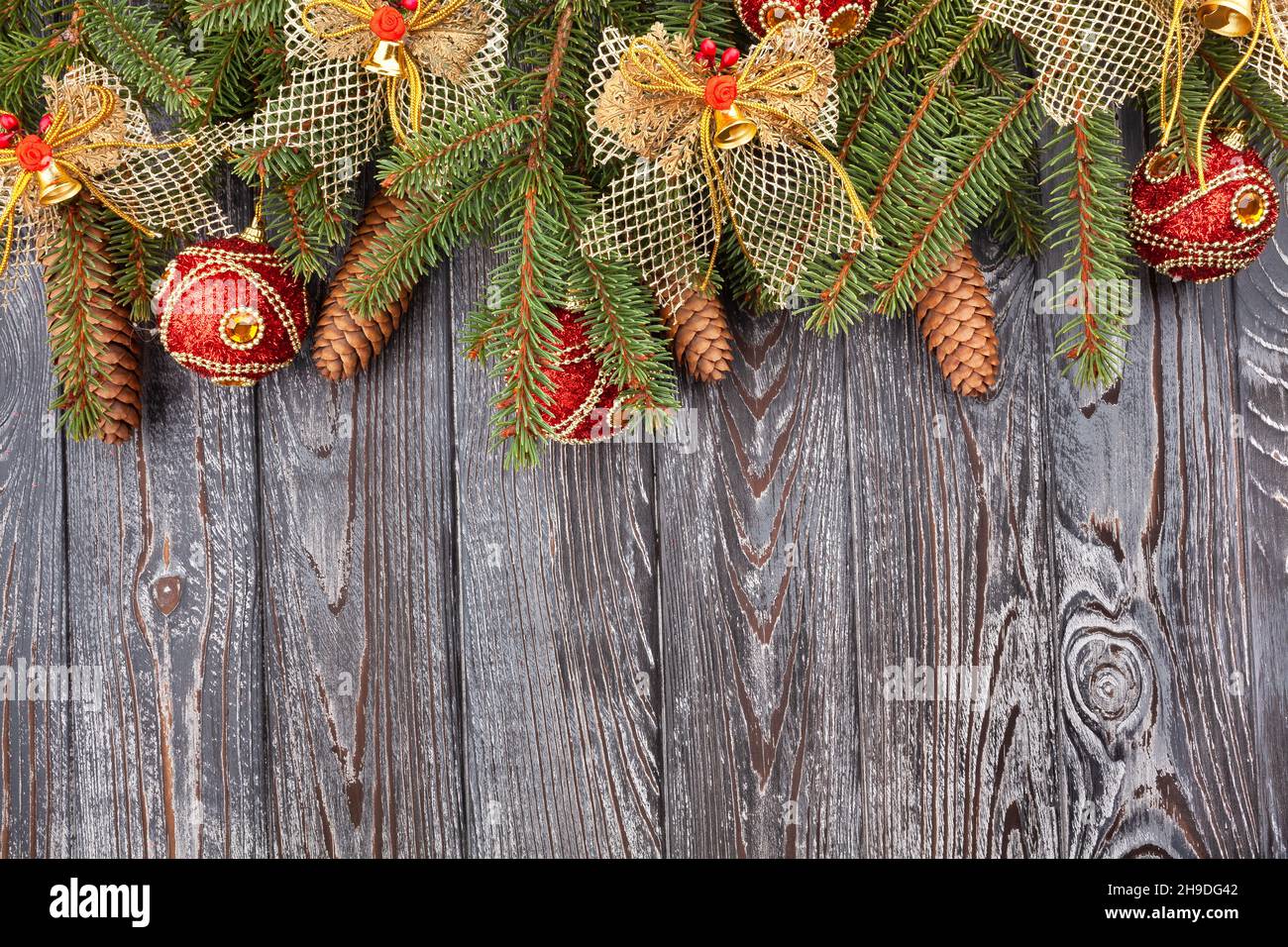 weihnachtsbaum Tannenzweige auf Holz Stockfoto