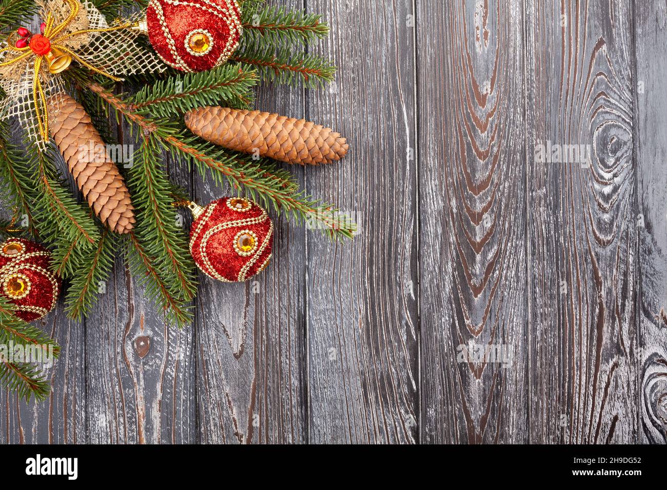 weihnachtsbaum Tannenzweige auf Holz Stockfoto
