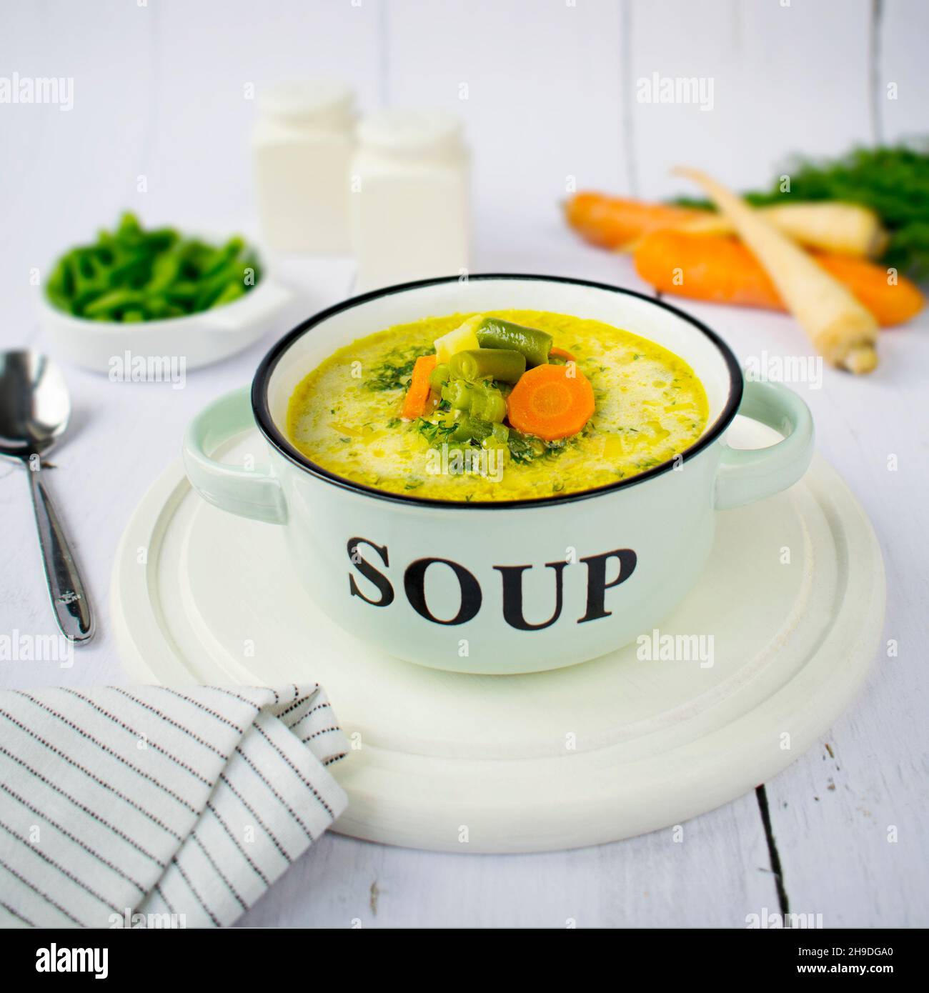 Suppe mit grünen Bohnen, Karotten und Kartoffeln mit Rahm. Stockfoto