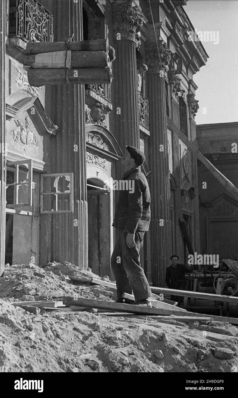 Warszawa, 1947-10. Odbudowa pa³acu Pod Blach¹. NZ. Transport rolek apy na dach pa³acu. ps/gr PAP Dok³adny dzieñ wydarzenia nieustalony. Warschau, 1947. Okt. Wiederaufbau des Pod Blacha Palastes. Im Bild: Rollen Teerpapier auf das Dach des Palastes übertragen. ps/gr PAP Stockfoto