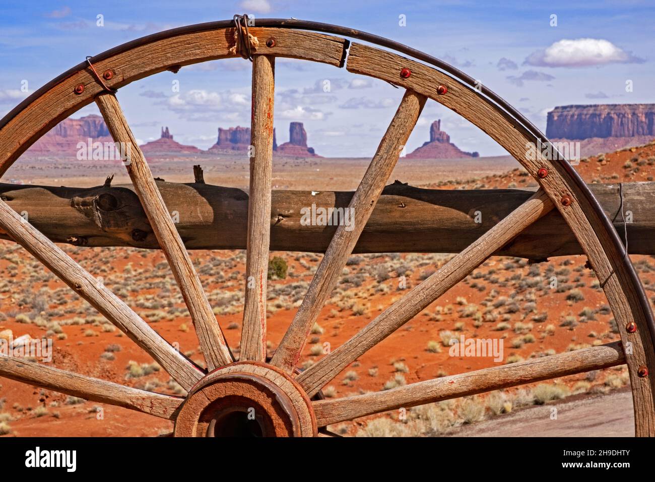 Butes of Monument Valley gesehen durch altes Holzwaggonrad, San Juan County, Utah, USA Stockfoto