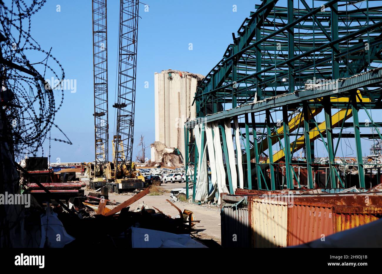 Zerstörte Getreidesilos, die am 6. Dezember 2021 im Hafen von Beirut, Libanon, gesehen wurden. Tonnen von Getreide, die zum Zeitpunkt der Explosion, die Beirut vor 16 Monaten verschlang, in den Silos gelagert wurden, sind zu entsorgen, da sie nach Laborversuchen der Wirtschafts-, Agrar- und Umweltministerien nicht mehr „für den menschlichen oder tierischen Gebrauch geeignet“ sind. Die American University of Beirut, die Saint Joseph University und die französische Botschaft. Umweltminister Nasser Yassin sagte, dass vor der Explosion der Hafen Silos enthalten etwa 45 Tonnen Weizen, Gerste und Mais, die meisten davon w Stockfoto