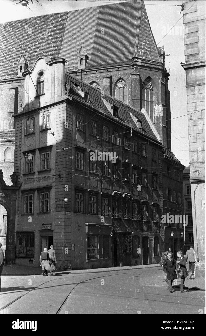 Wroc³aw, 1947-10. Jeden z domków altarystów (opiekunów o³tarza) po³¹czone ³êkiem bramnym przy koœciele œw. El¿biety w pó³nocno-zachodnim naro¿niku rynku, nazywane zwyczajowo Jasiem i Ma³gosi¹. Nz. Ma³gosia. wb/gr PAP Dok³adny dzieñ wydarzenia nieustalony. Breslau, 1947. Okt. Häuser für die Altarpflege Menschen verbunden mit dem A-Tor an der St. Elizabeth Kirche in der nordwestlichen Ecke des Marktes gemeinhin genannt Jas und Malgosia (John und Margaret). Im Bild: Margaret. wb/gr PAP Stockfoto