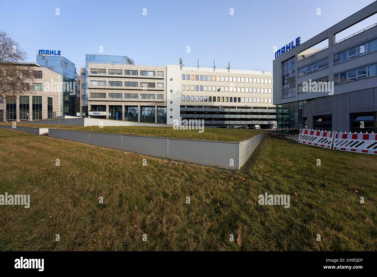 Stuttgart, 24. Februar 2021: Mahle ist Automobilzulieferer und baut Kolben und Zylinder für Fahrzeuge. Europa, Pragsattel. Stockfoto