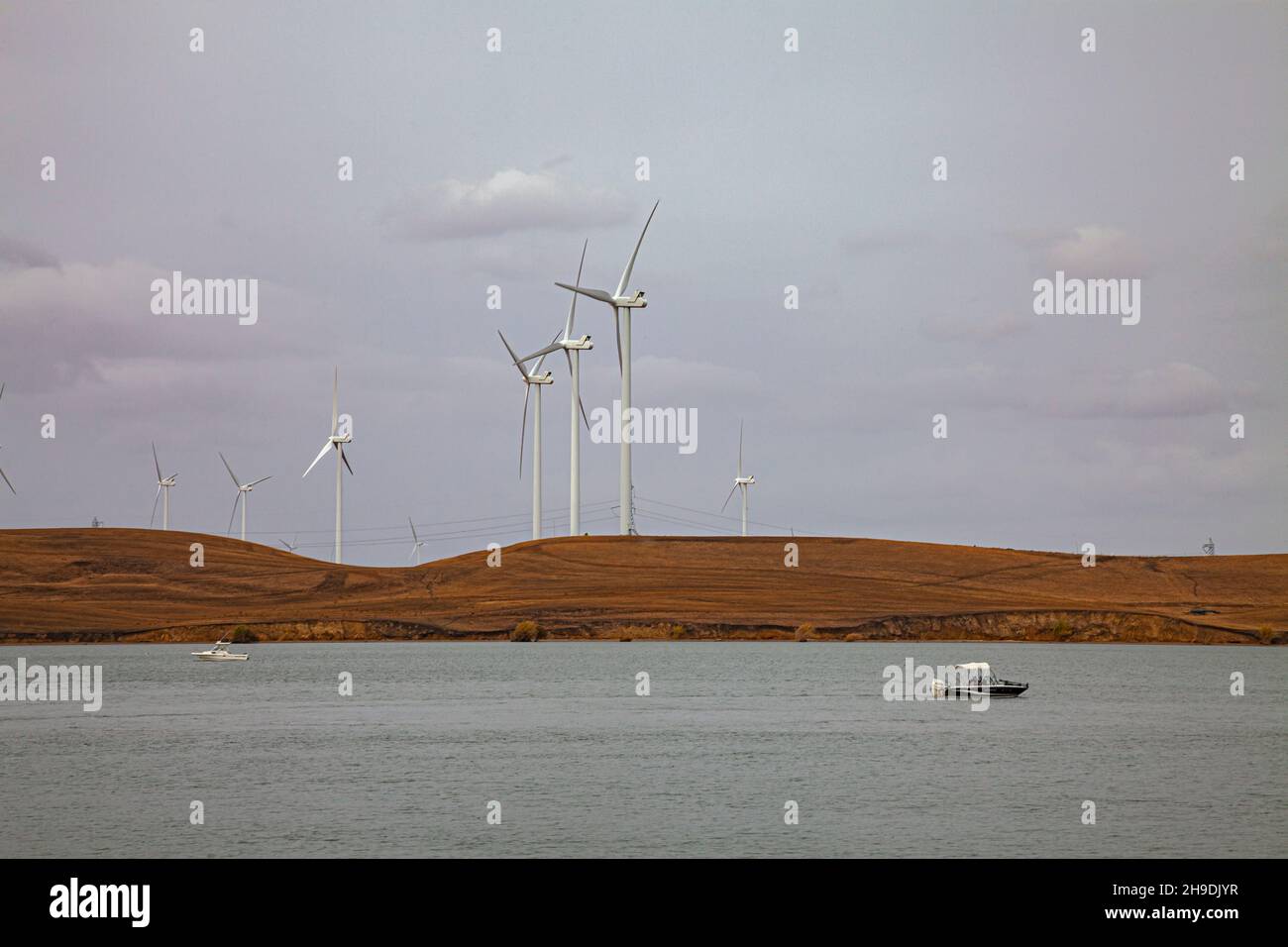 Große Windkraftanlagen in der Nähe von Sherman Island, Sacramento Delta, Sacramento County, Kalifornien, USA Stockfoto