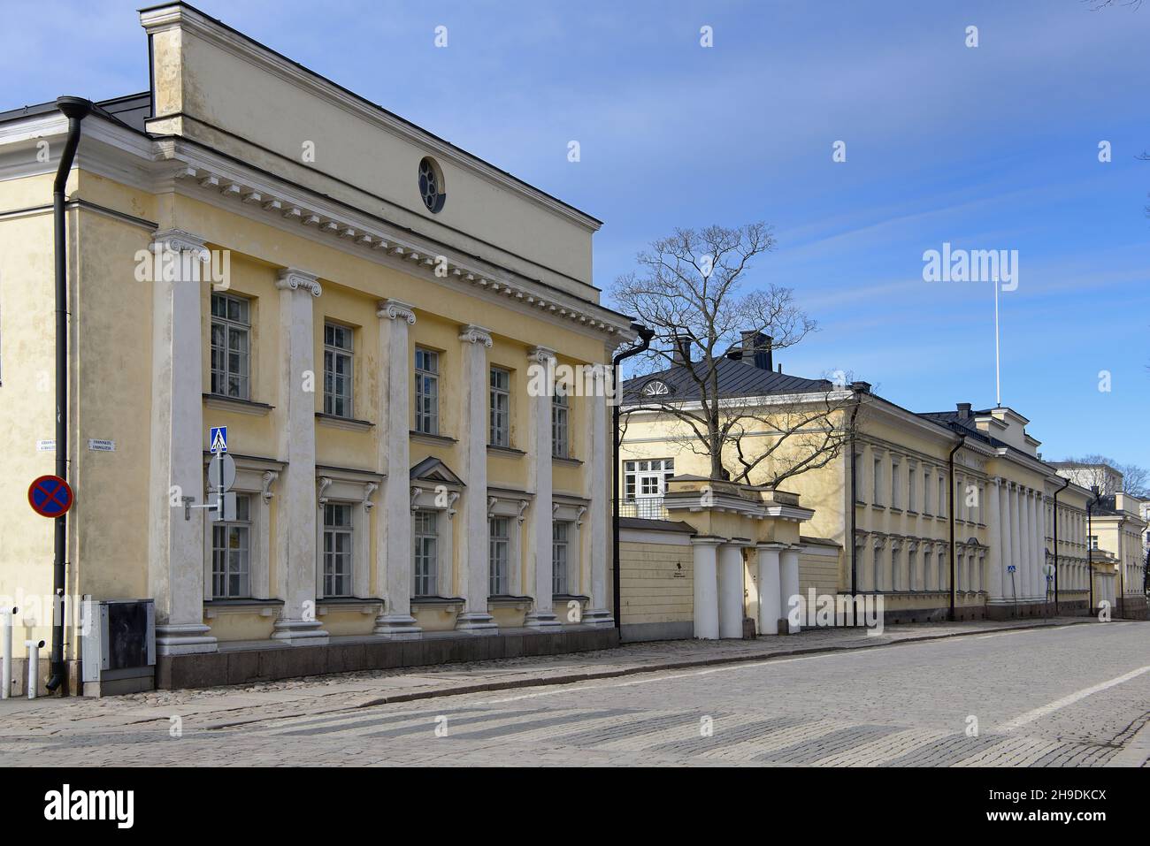 Helsinki, Finnland – 31. März 2021: Gebäude im klassischen Stil in Helsinki, Gebäude der Universität von Helsinki Stockfoto