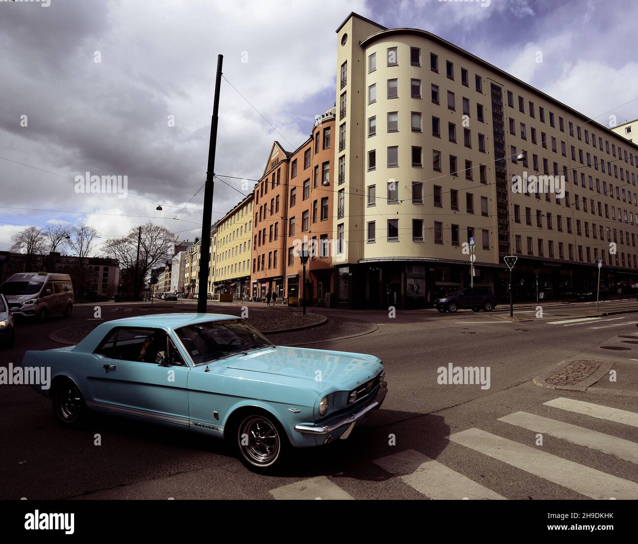 Helsinki, Finnland – 29. April 2021: Oldtimer-Mustang-Wagen auf der Straße von Helsinki, Finnland Stockfoto