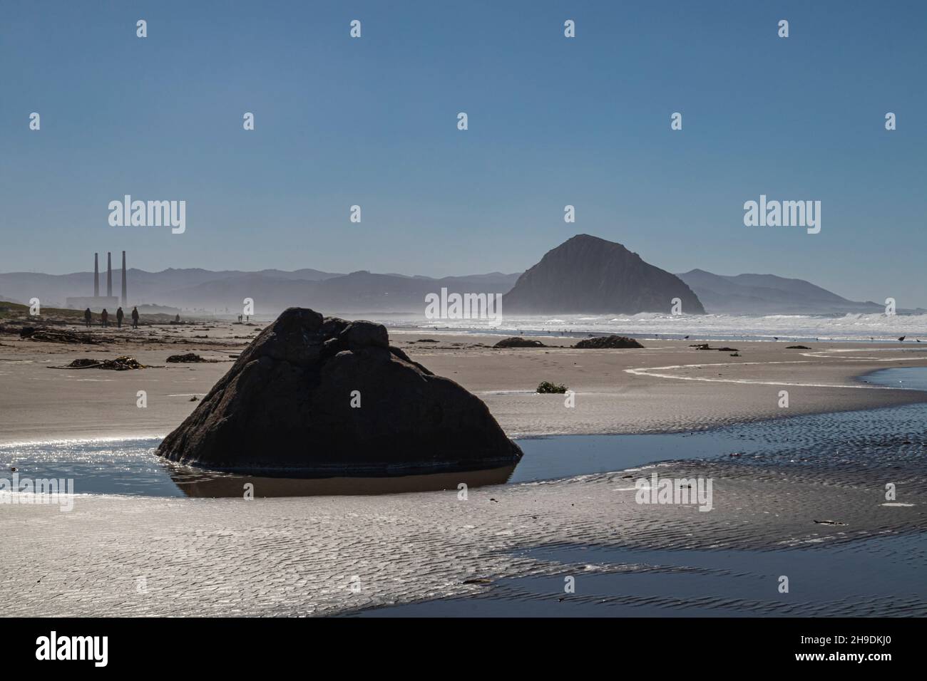 Morro Rock und kleiner Felsen am Strand, Cayucos Beach, Kalifornien, USA Stockfoto