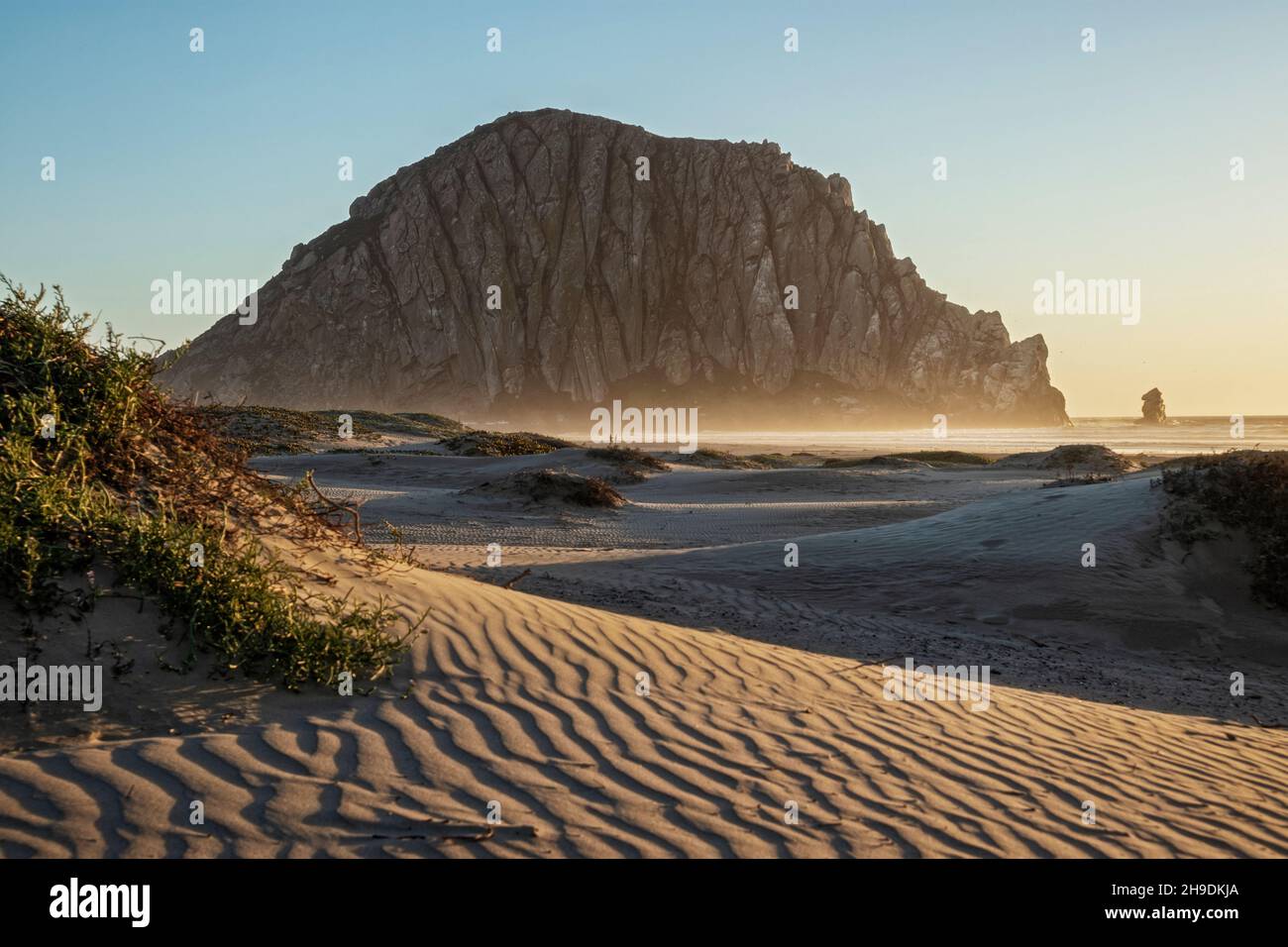 Morro Rock vom Morro Strand State Beach, Morro Bay, Kalifornien, USA Stockfoto