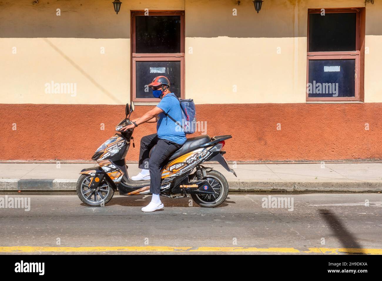 Junger Kubaner an einer Haltestelle während eines E-BikeDec-Fahrens. 6, 2021 Stockfoto
