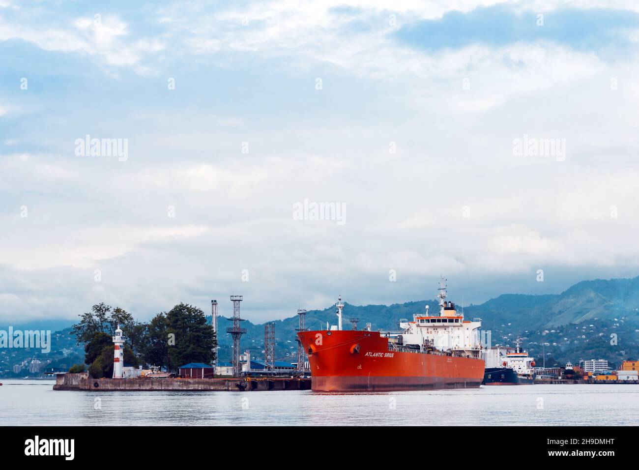 Batumi, Georgia, 13. Juni 2021: Schiff im Hafen von Batumi inmitten von Wolken Stockfoto