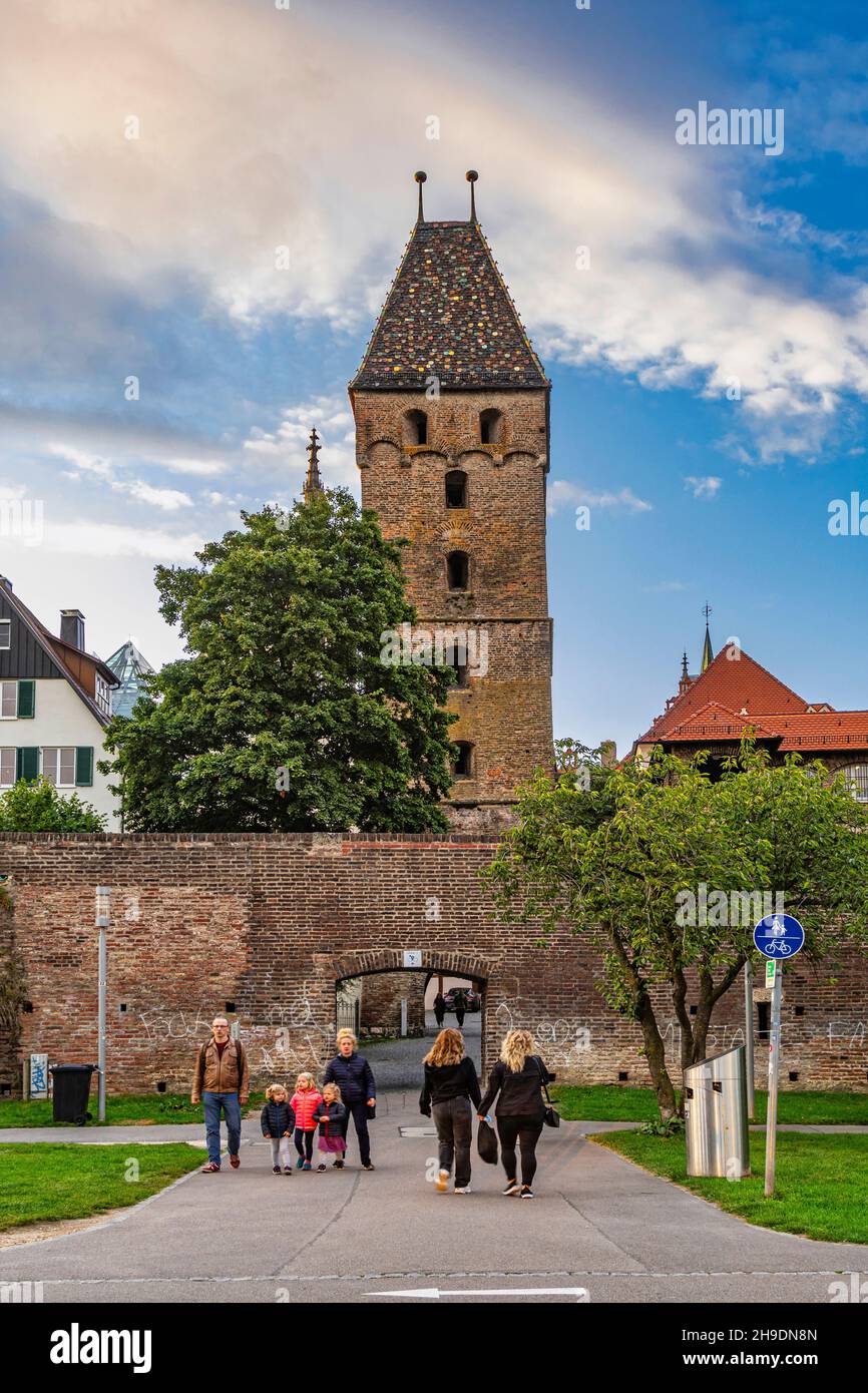 Touristen flanieren unter dem historischen Metzgerturm in Ulm. Ulm, Baden-Württemberg, Deutschland, Europa Stockfoto