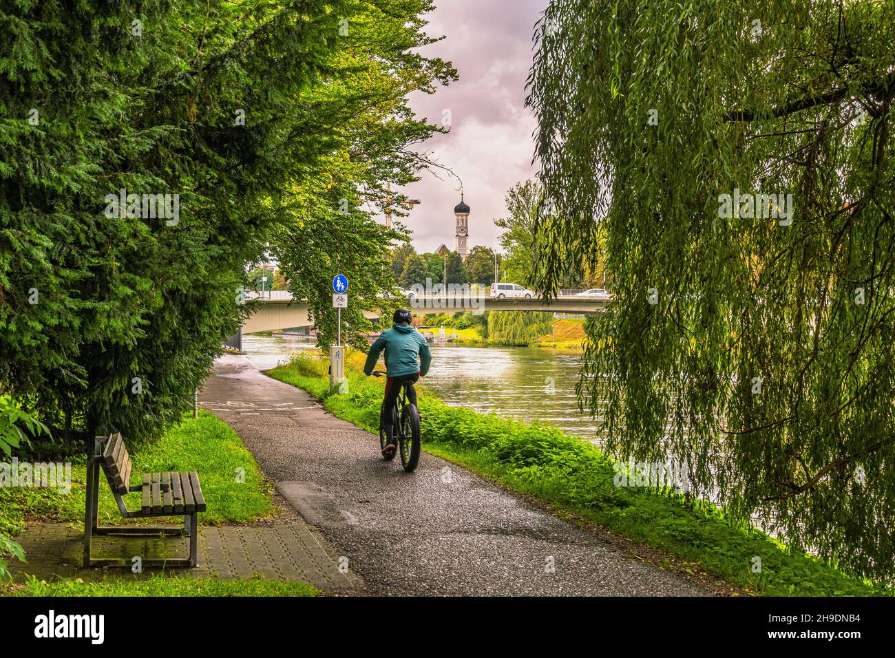 Fußgänger- und Radweg entlang der Donau durch die mittelalterliche Stadt Ulm. Sportler Radfahren und Joggen. Ulm, Tübingen, Region Donau-Iller, Deutschland Stockfoto