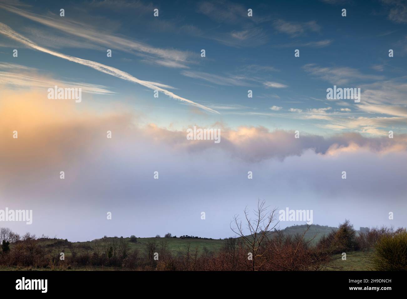 Wolken in der Berglandschaft in spanien Stockfoto