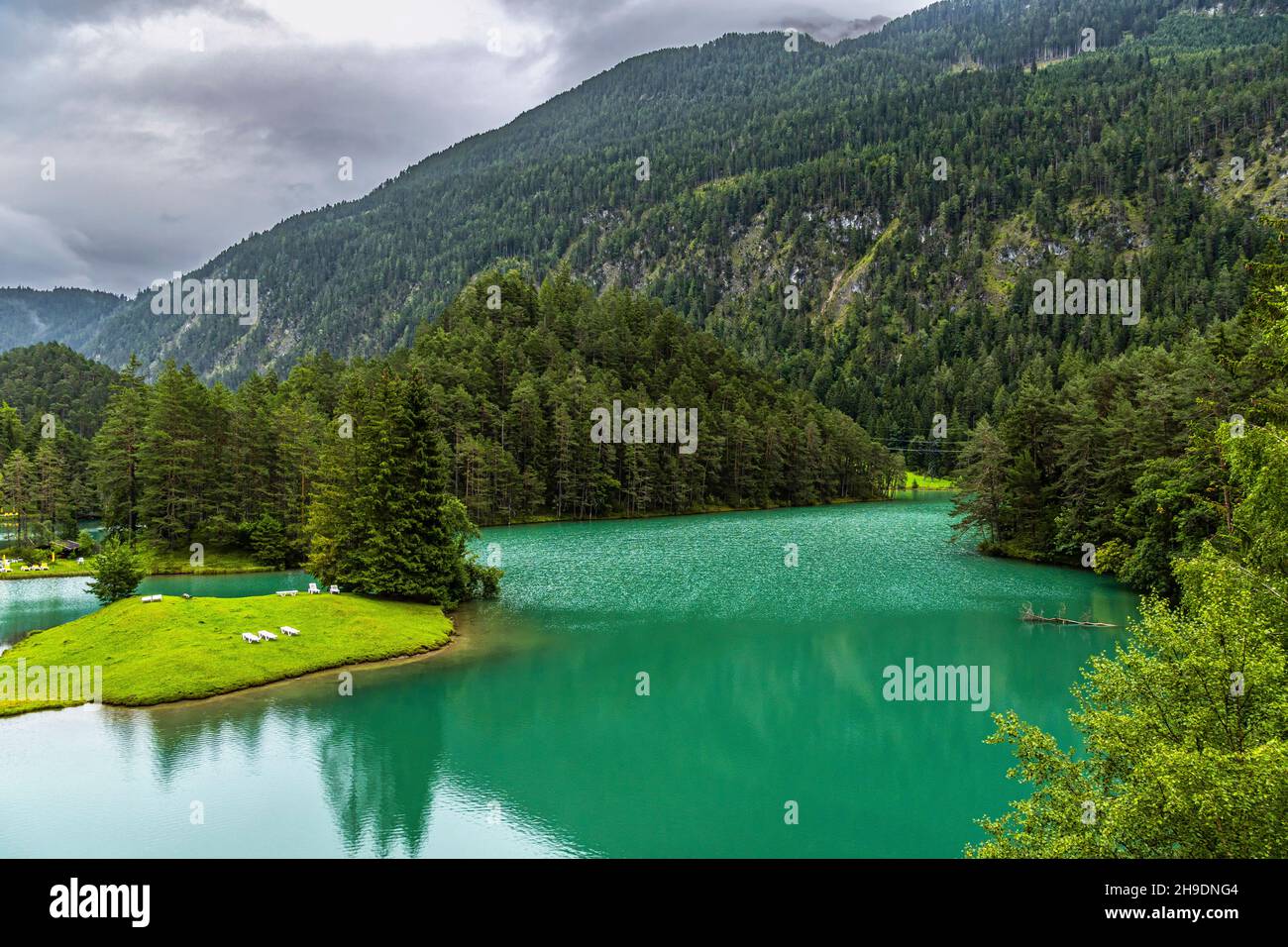 Das grüne Wasser des Fernsteinsees vor Schloss Fernstein ist ein beliebtes Urlaubsziel und Ausgangspunkt für Wanderungen. Österreich Stockfoto