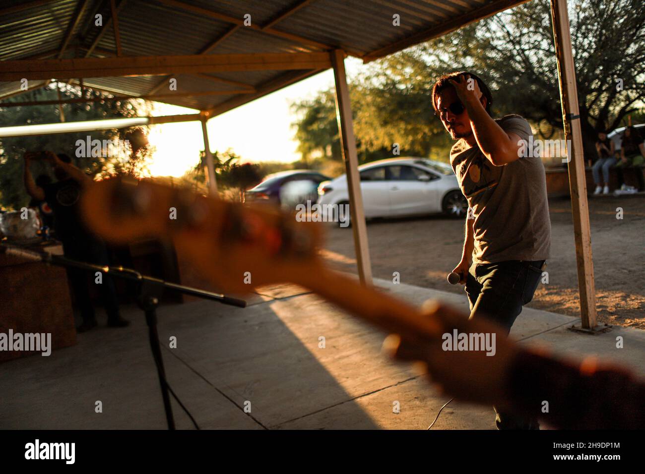 Die Rockband Maquina 501 spielt am 5. Dezember 2021 im Landhaus El Manantial im ländlichen Hermosillo. Urban Rock, Country Rock, Folk Rock, Rock ist spanisch, alternative Rock, Indie Rock in Hermosillo .... (Foto von Luis Gutierrez / Norte Photo). La banda de Rock Maquina 501 tocando en el campestre El Manantial del area rural de Hermosillo el 5 de Diciembre 2021 . Rock urbano, Country Rock, Folk Rock, Rock es español, Rock alternativo, Indie Rock.en Hermosillo....(Foto von Luis Gutierrez / Norte Photo). Stockfoto