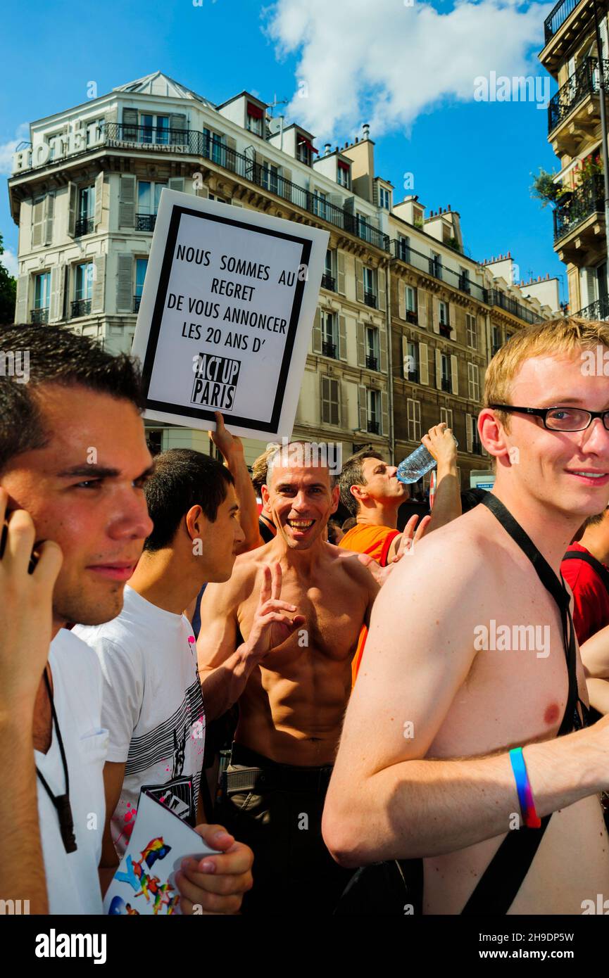 Paris, Frankreich - AIDS-Aktivisten des Gesetzes up-Paris Protest gegen AIDS, French Sign, Gay Pride, LGBTQI+, PRIDE march, Reportage Photography der 2000er Jahre Stockfoto