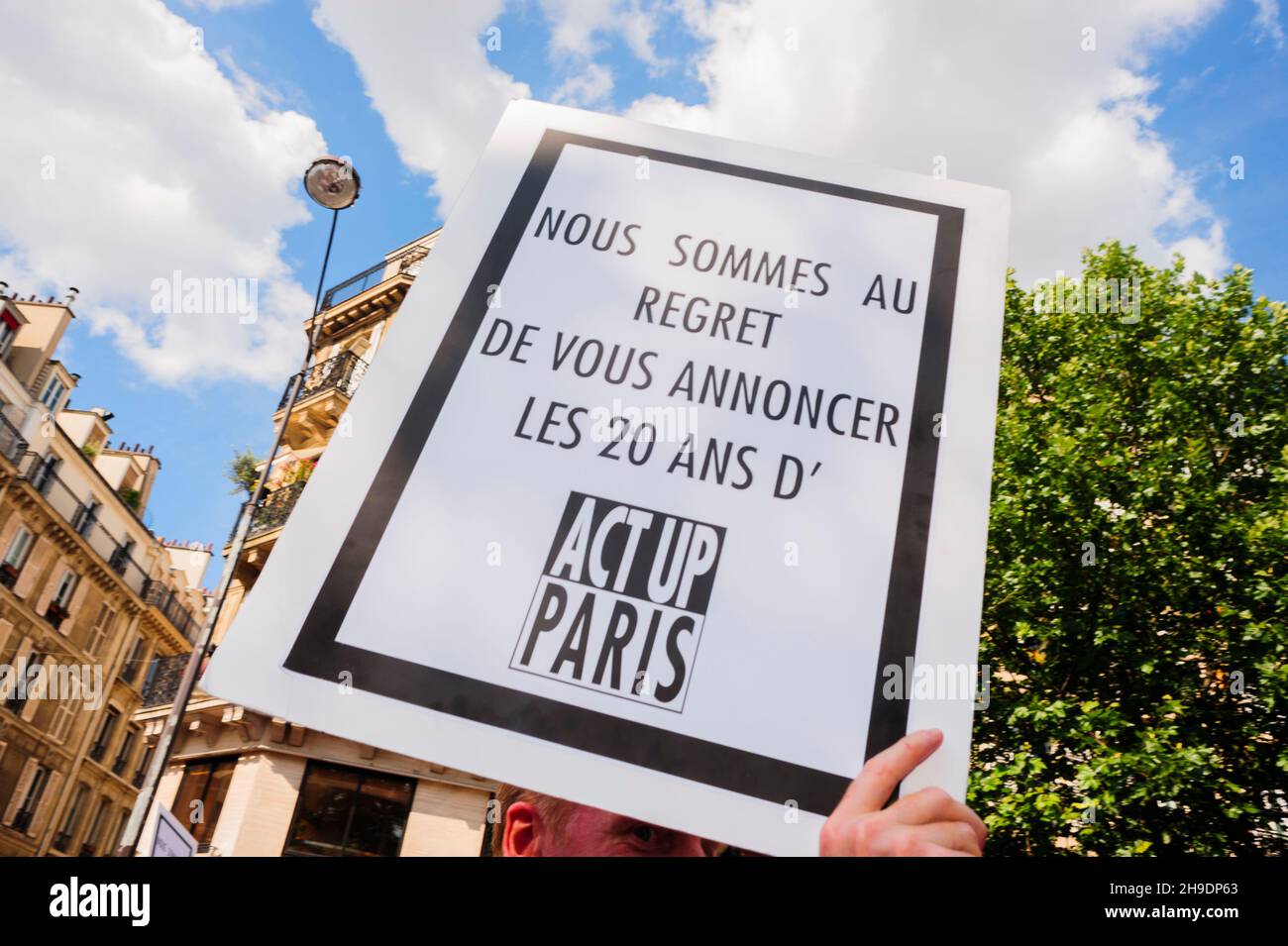 Paris, Frankreich - Close Up, Poster, AIDS-Aktivisten des Aktes up-Paris Protest gegen AIDS, französisches Zeichen, Gay Pride, LGBTQI+, 2009, ACT UP hilft Protesten Stockfoto