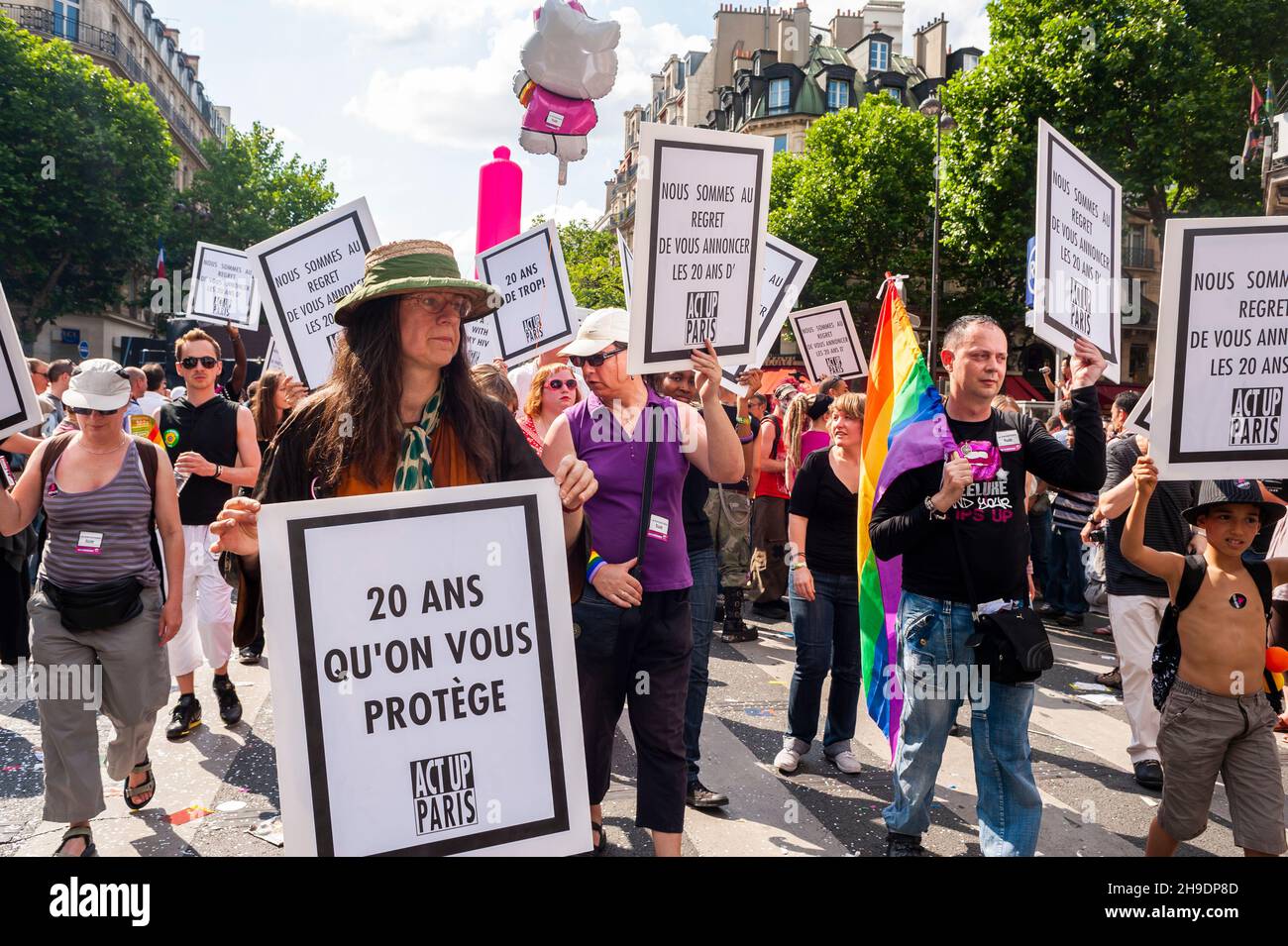 Paris, Frankreich - Crowd AIDS Aktivisten von Act up-Paris protestieren gegen AIDS, französische Zeichen, Gay Pride, LGBTQI+, Protestzeichen, 2009 Stockfoto
