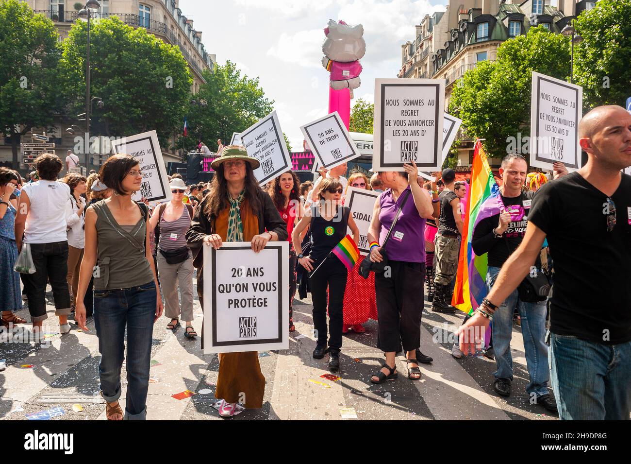 Paris, Frankreich - AIDS-Aktivisten des Gesetzes up-Paris Protest gegen AIDS, French Sign, Gay Pride, LGBTQI+, PRIDE march, aids 2009, Reportage Photography Stockfoto
