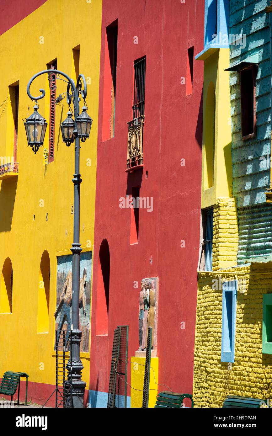 Argentinien, Buenos Aires, La Boca, Caminto Street alias Tango Street. Typische bunt bemalte Wand. Stockfoto