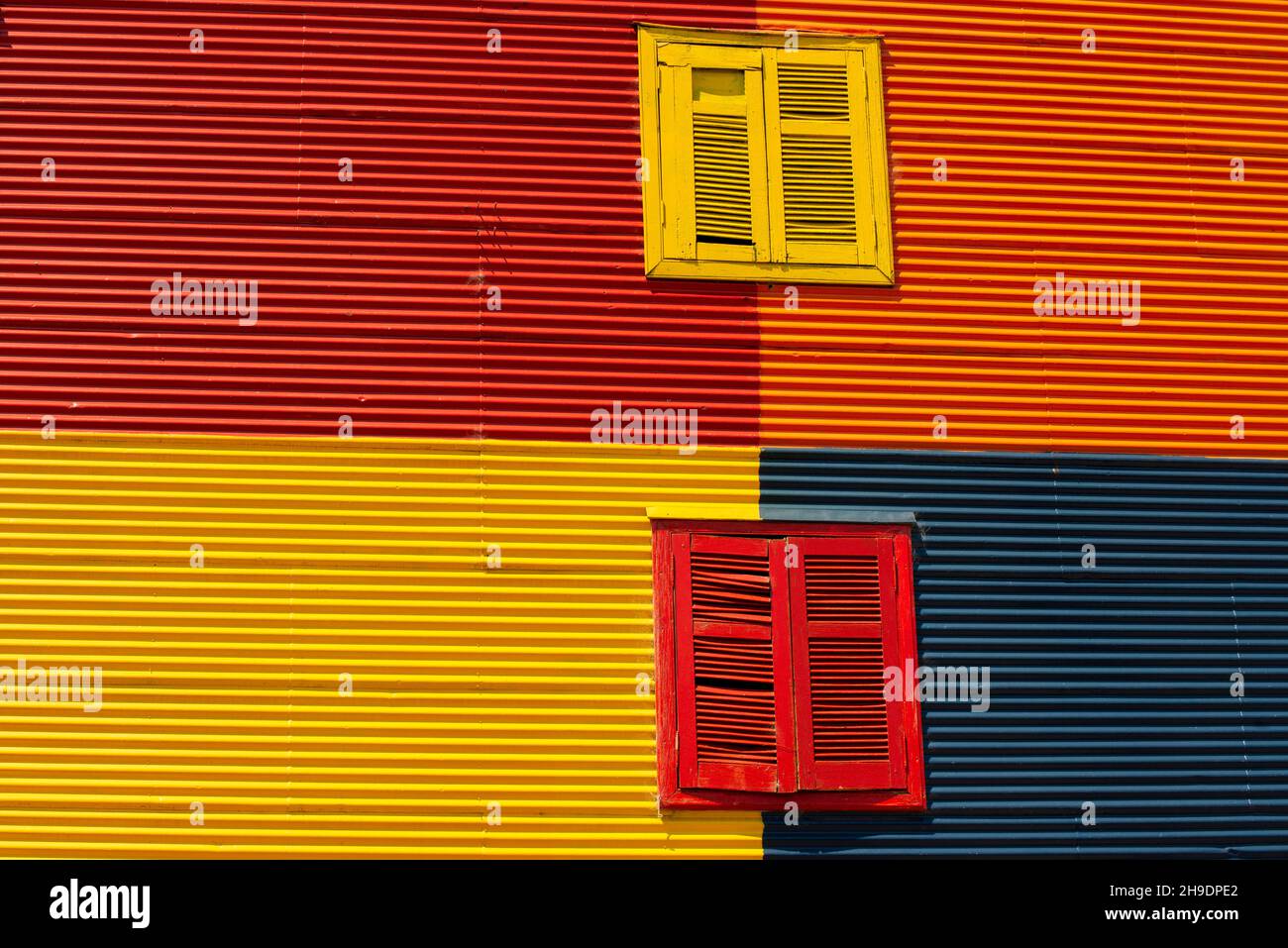 Argentinien, Buenos Aires, La Boca, Caminto Street alias Tango Street. Farbenfrohe Wand. Stockfoto