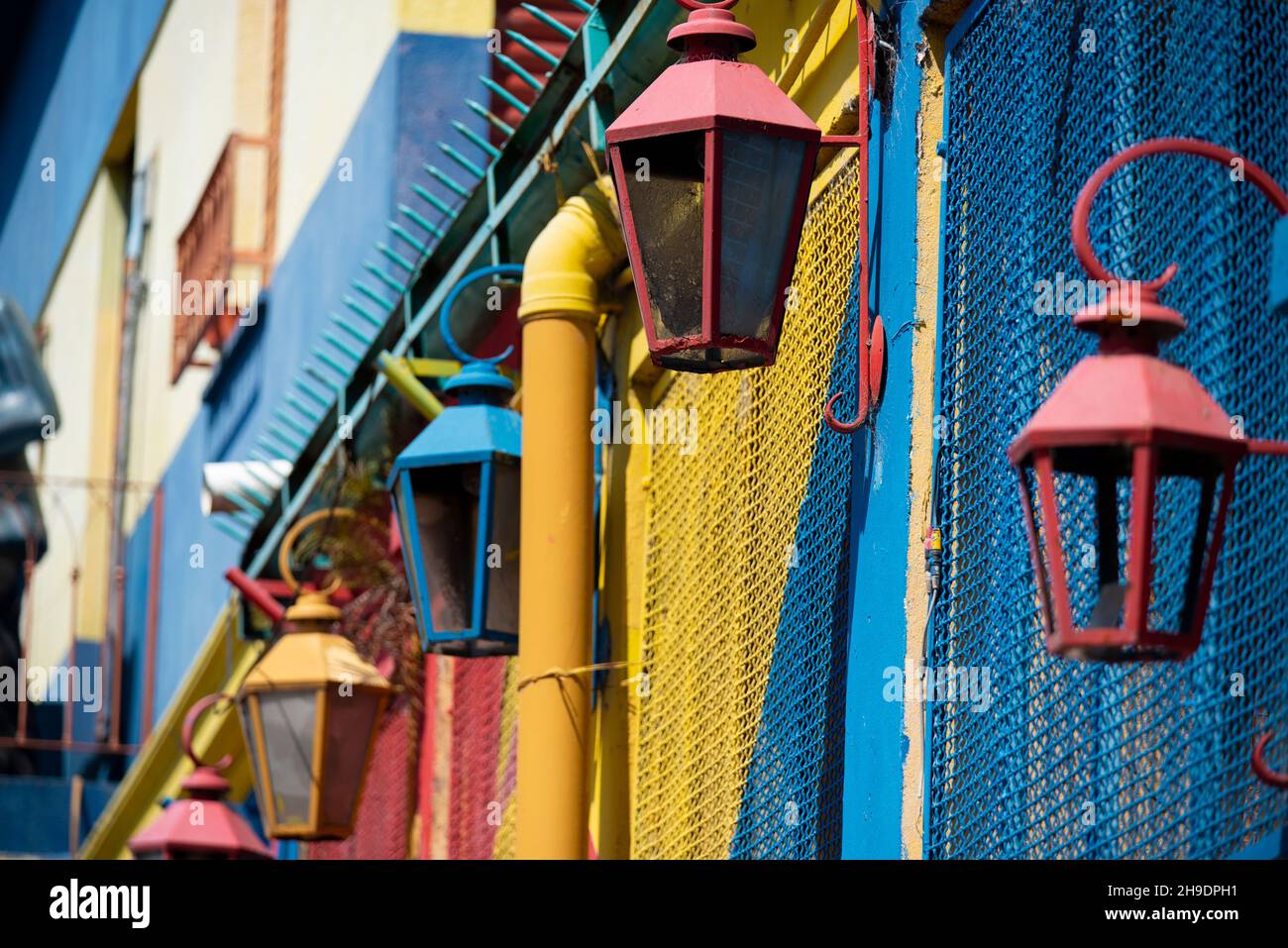 Argentinien, Buenos Aires, La Boca, Caminto Street alias Tango Street. Typische bunt bemalte Wand. Stockfoto