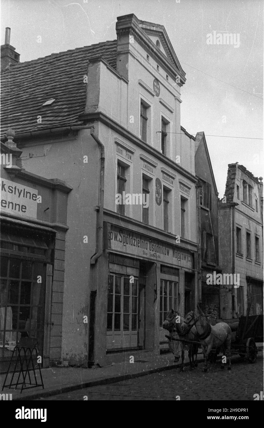 Boles³awiec, 1947-10. Dom Powiatowego Zwi¹zku Osadników Wojskowych na Ziemiach Odzyskanych. wb/gr PAP Dok³adny dzieñ wydarzenia nieustalony. Boleslawiec, 1947. Oktober. Das Haus der Grafschaft (Powiatowy) Union der militärischen Siedler auf den wiedergewonnenen Gebieten. wb/gr PAP Stockfoto