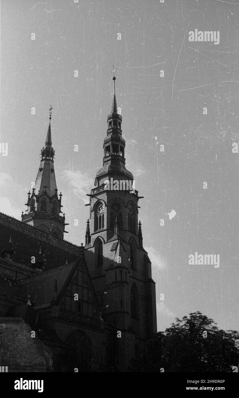 Legnica, 1947-10. Wie¿e neogotyckiej katedry Œwiêtych Piotra i Paw³a. wb/gr PAP Dok³adny dzieñ wydarzenia nieustalony. Legnica, 1947. Okt. Türme der neugothianischen Kathedrale von Paul und Peter. wb/gr PAP Stockfoto