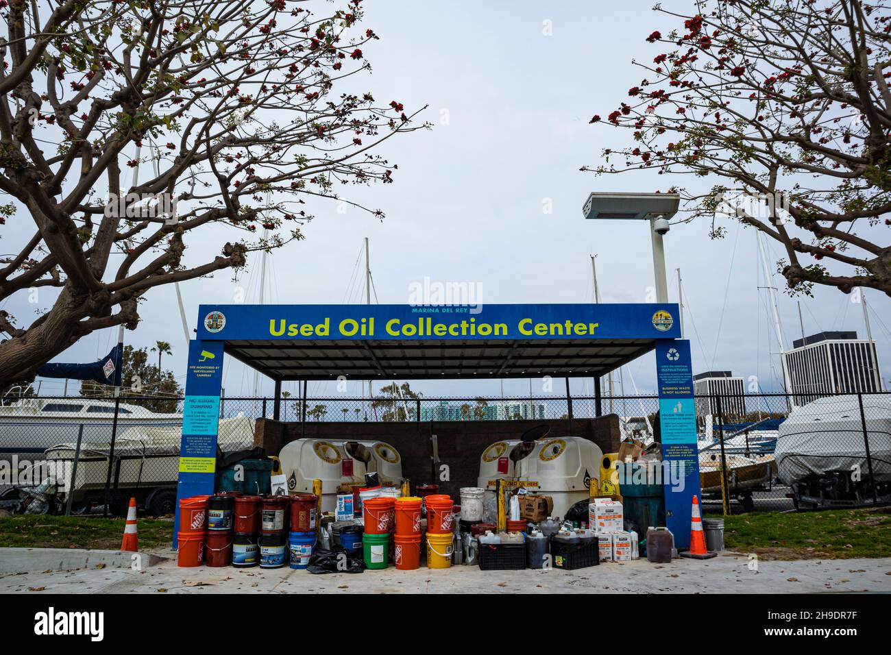 Gebrauchtölsammelzentrum in der Werft in Marina Del Rey, Los Angeles, Kalifornien, USA Stockfoto