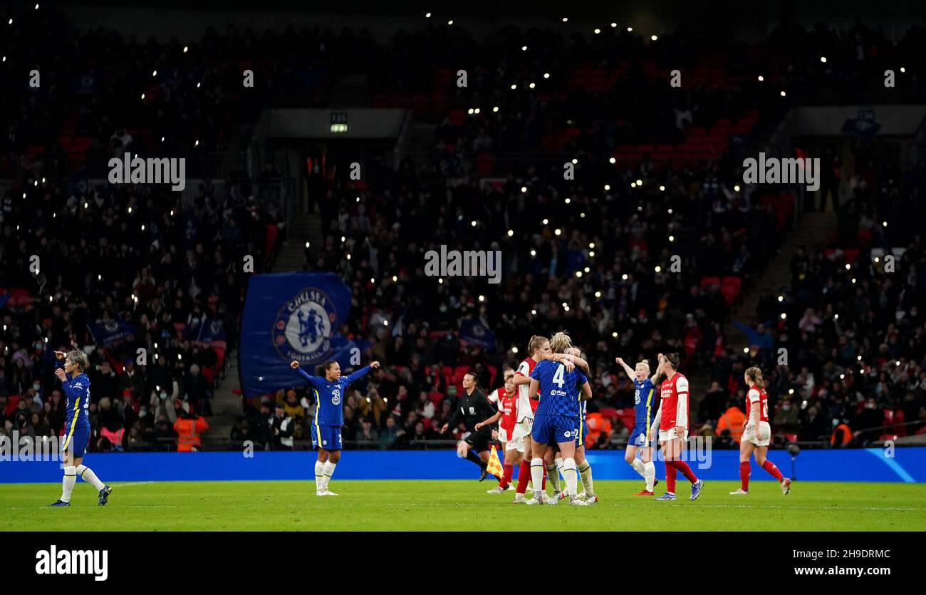 Chelsea-Spieler feiern nach dem Finale des Vitality Women's FA Cup im Wembley Stadium, London. Bilddatum: Sonntag, 5. Dezember 2021. Stockfoto