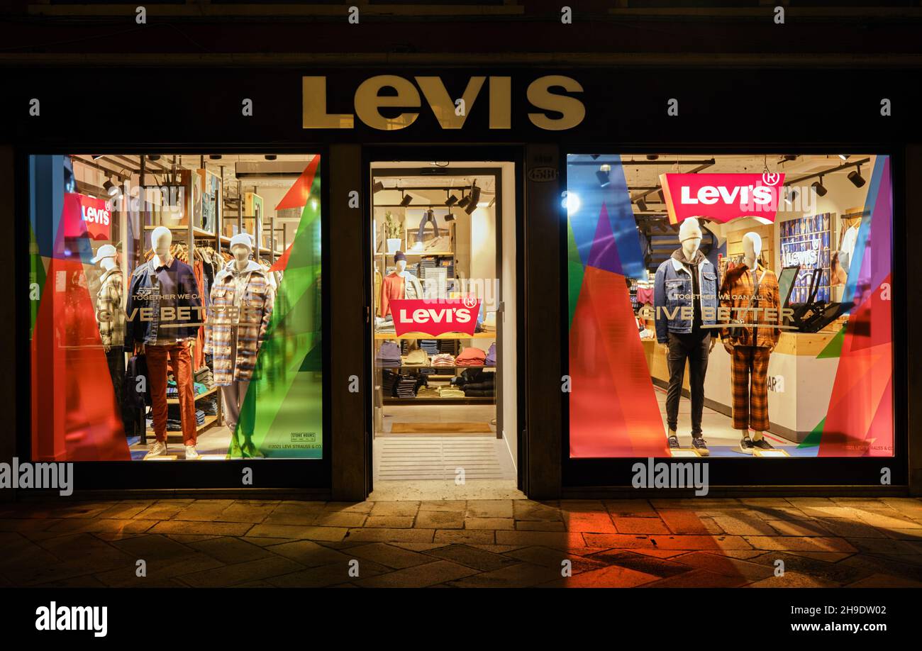 In der Nacht in Venedig, Italien, werden die Schaufenster von Levi Strauss-Kleidung und Jeansjeans ausgestellt Stockfoto