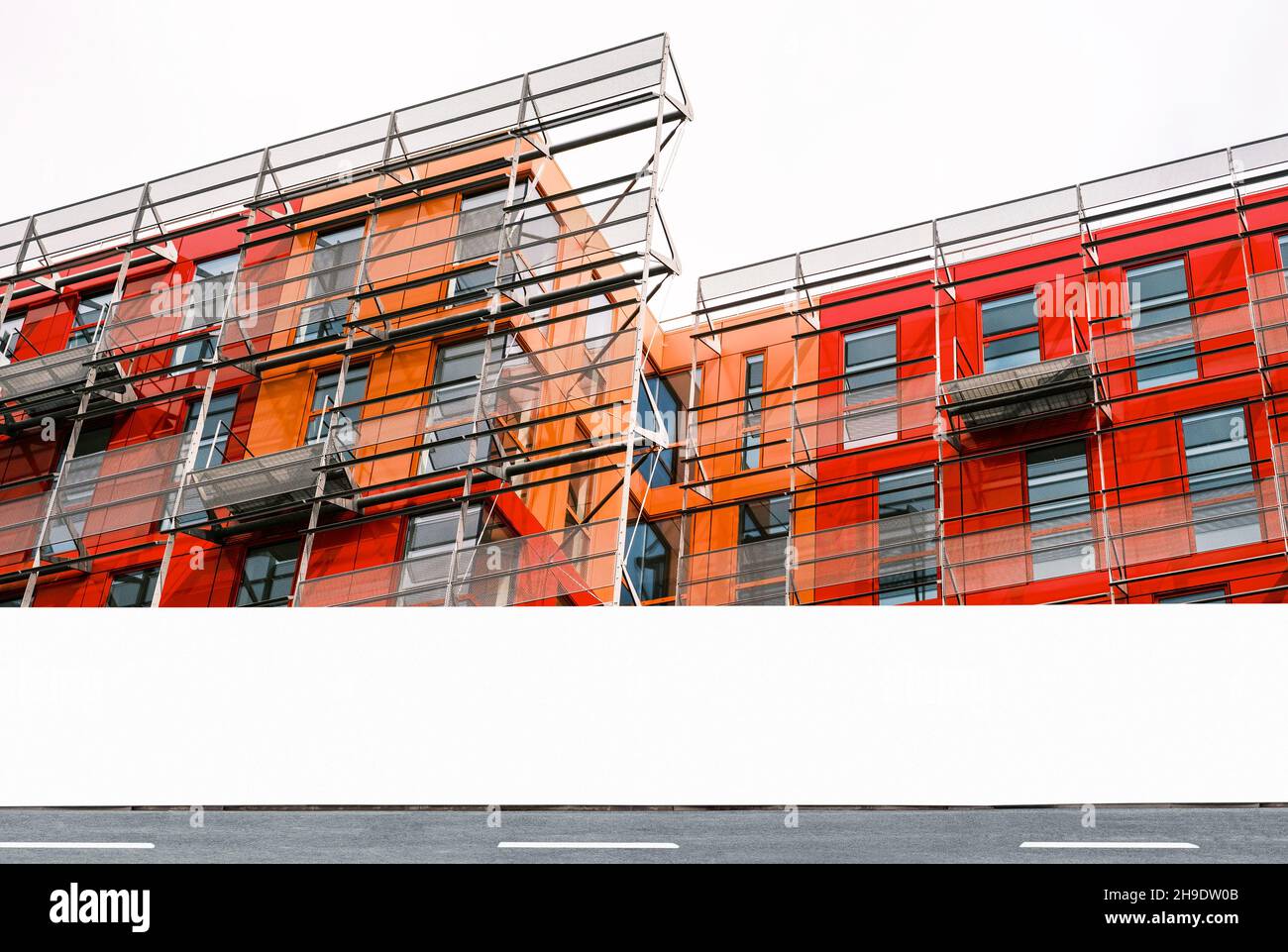 Moderne Baustelle mit Gerüsten und leerem Informationszaun, Horten mit Kopierfläche für Branding- oder Entwicklungsprojekt-Informationen Stockfoto