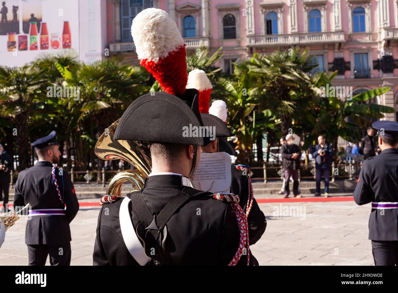 Mailand, Italien-November, 04: Rückansicht des Trompeters der italienischen Carabinieri-Bands während der italienischen Militärparade auf dem Duomo-Platz, für die Cel Stockfoto