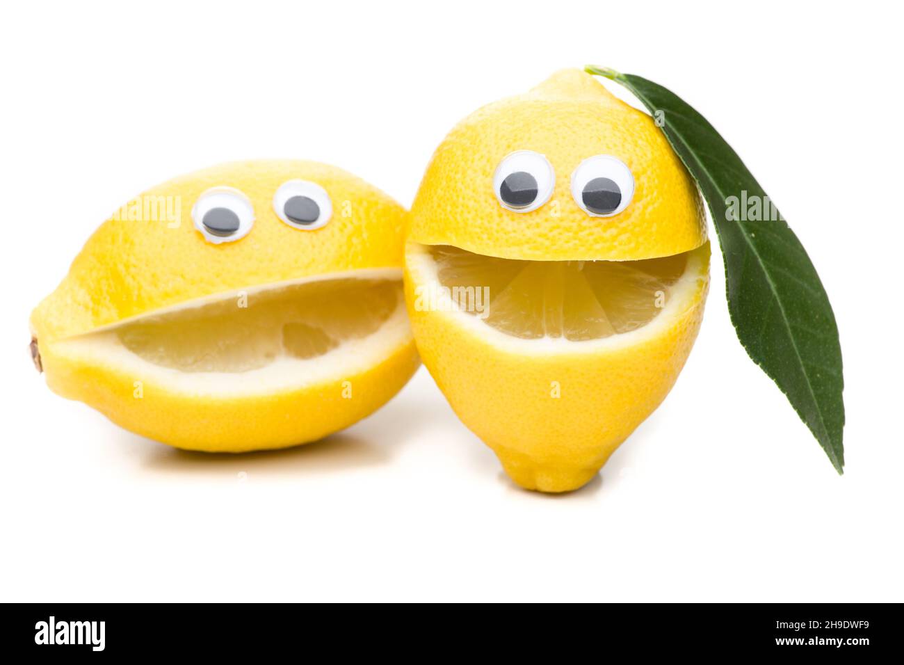 Zitronen, Zitrone, Augen, Gesicht, Kopf, Breit, gelb, Fuß, Mund, Frucht, Paar, freundlich, Kontrast, ungleich, frisch, Zwillinge, Hintergrund, isoliert, lächeln, la Stockfoto