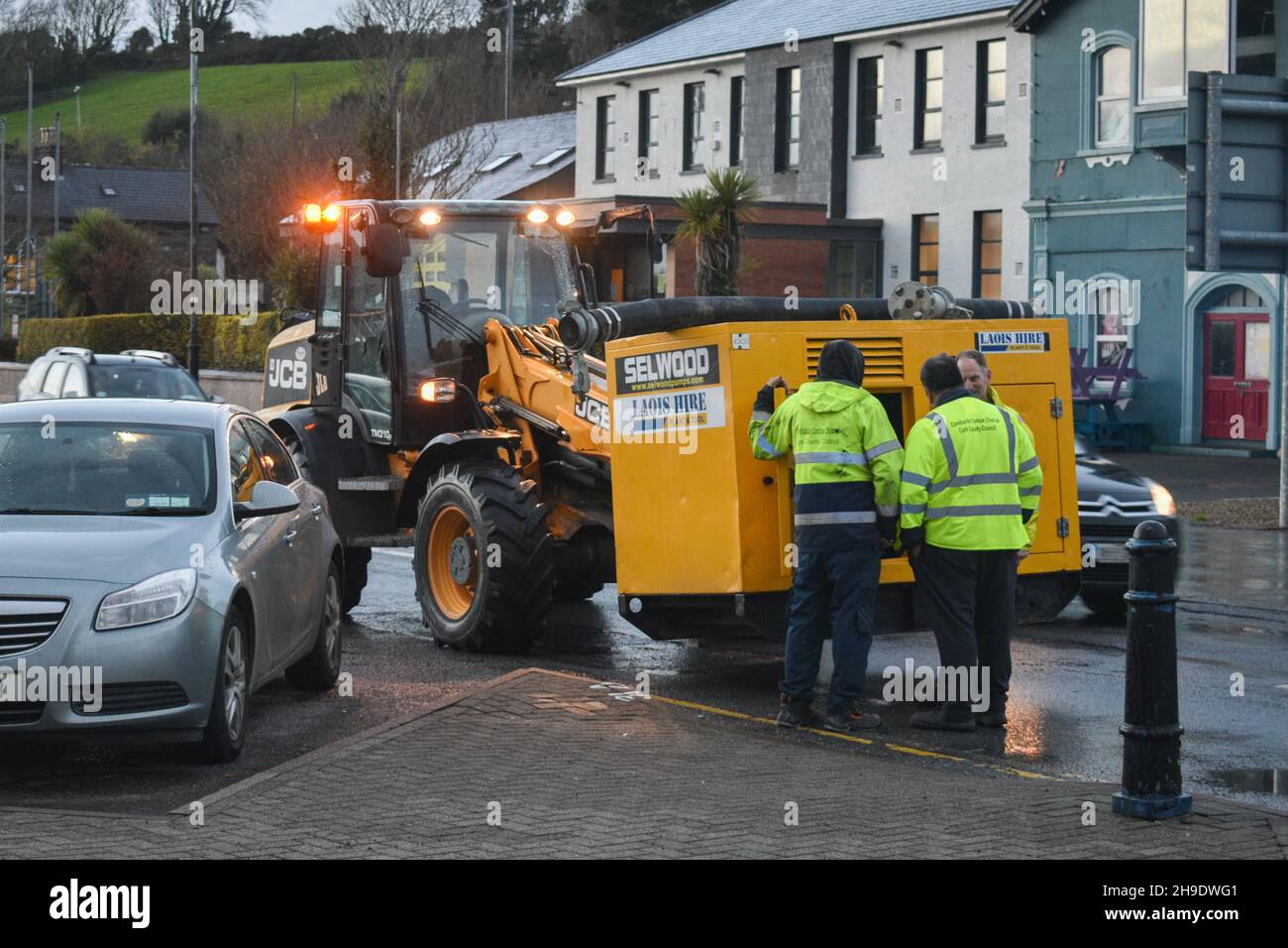 Bantry, West Cork, Irland. 6th Dez 2021. Die Einheimischen in Bantry verbrachten den Abend damit, sich auf den Sturm Barra vorzubereiten. Im Bild unten hat der Bezirksrat von Cork zwei Pumpen auf dem Platz installiert, um eine Überschwemmung zu verhindern. Kredit: Karlis Dzjamko/Alamy Live Nachrichten Stockfoto