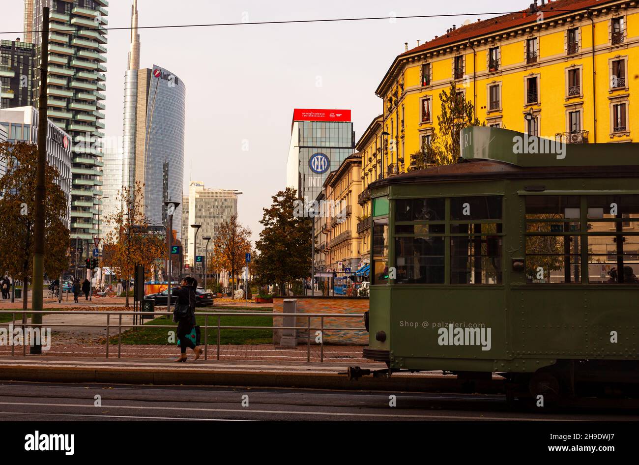 Mailand, Italien-November, 16: Blick auf die alte grüne Straßenbahn auf der Straße von Mailand am 16. november 2021 Stockfoto