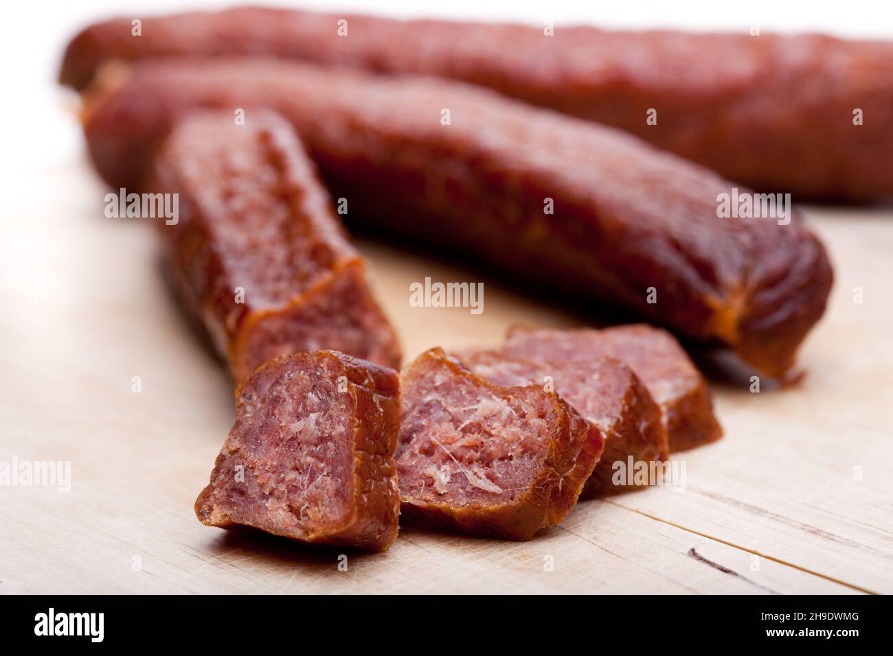 Geräucherte Würstchen, Würstchen, Holzbrett, Fett, schließen, Wurst ...