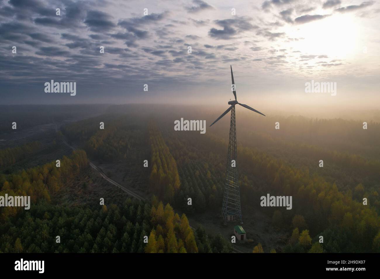 Windturbine mit festem Propeller auf dem Land. Stockfoto