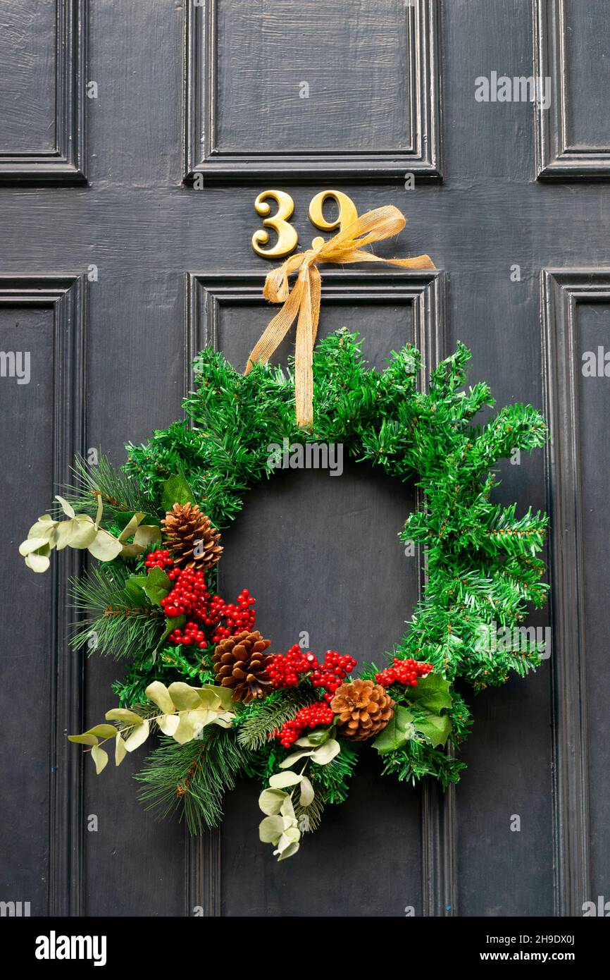 Traditioneller Weihnachtskranz an der Tür des Hauses in Edinburgh New Town, Schottland, Großbritannien Stockfoto