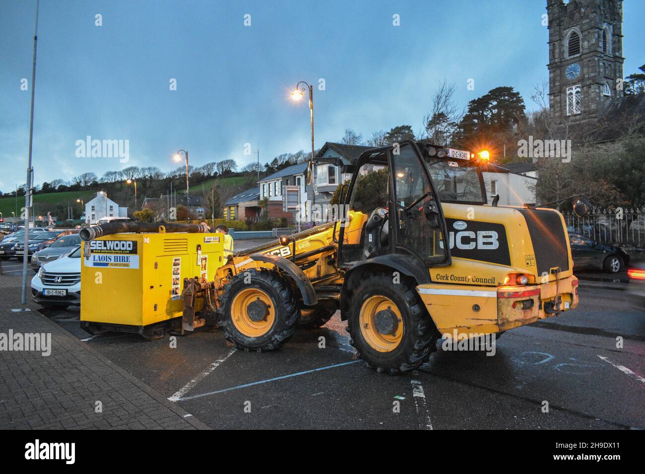 Bantry, West Cork, Irland. 6th Dez 2021. Die Einheimischen in Bantry verbrachten den Abend damit, sich auf den Sturm Barra vorzubereiten. Im Bild unten hat der Bezirksrat von Cork zwei Pumpen auf dem Platz installiert, um eine Überschwemmung zu verhindern. Kredit: Karlis Dzjamko/Alamy Live Nachrichten Stockfoto