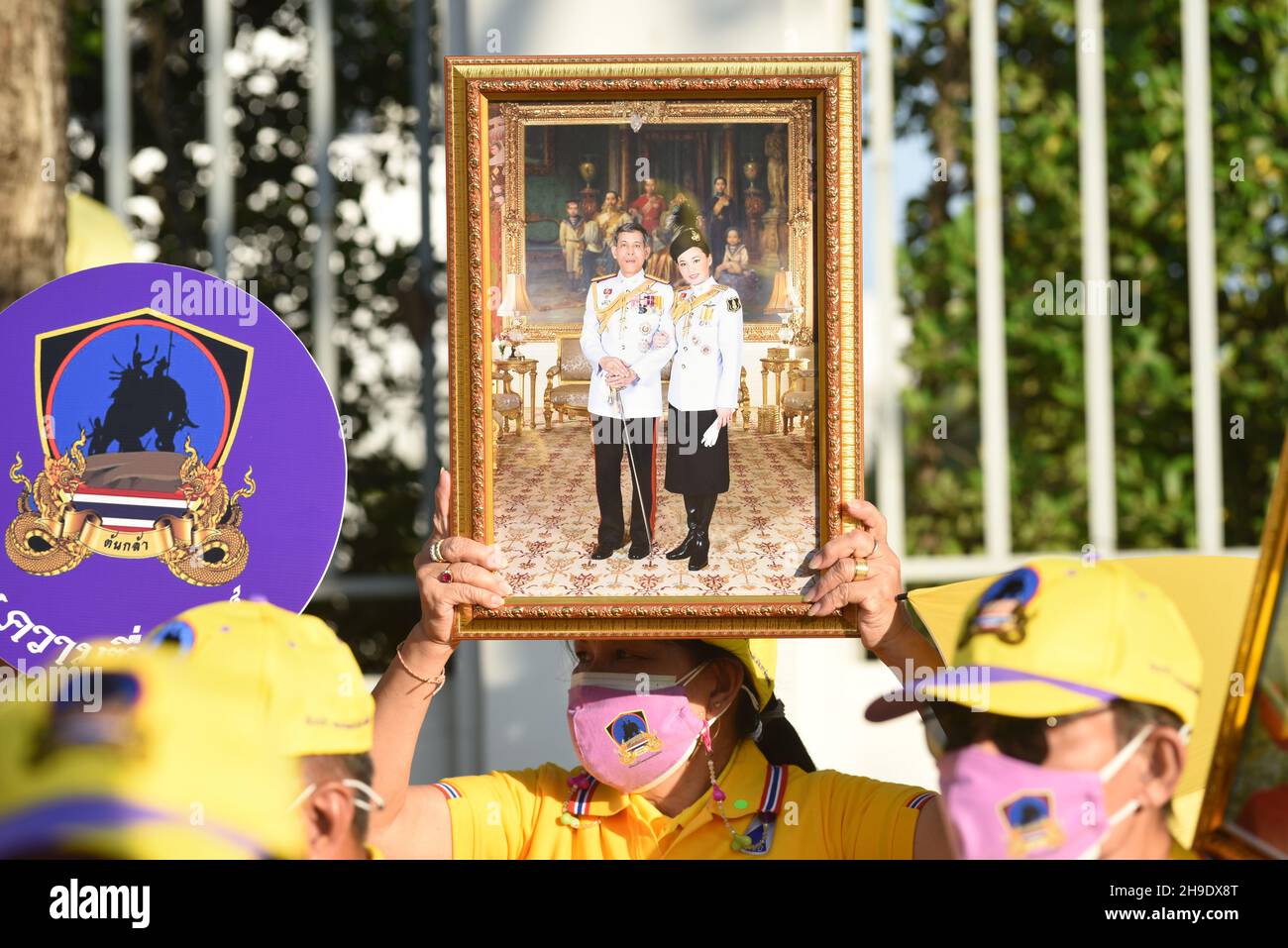 Bangkok, Thailand. 05th Dez 2021. Die Menschen tragen gelbe Hemden und zeigen Bilder von thailändischen Monarchen, während sie auf die königliche Autoprozession des thailändischen Königs auf der Ratchadamnoen Road zum Geburtstag seiner Majestät des verstorbenen Königs Bhumibol Adulyadej der große, den thailändischen Nationalfeiertag und Thailands Vatertag in Bangkok warten, Thailand am 5. Dezember 2021. (Foto von Teera Noisakran/Pacific Press/Sipa USA) Quelle: SIPA USA/Alamy Live News Stockfoto